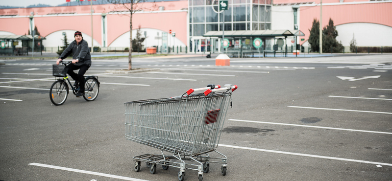 Több hiperben vasárnap, az utolsó pillanatban is beszerezheti a tanszereket