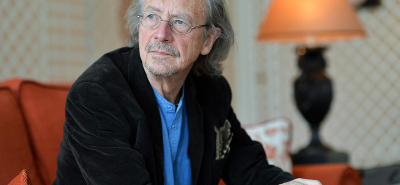 Szerb díjeső Peter Handke Nobel-díjas írónak