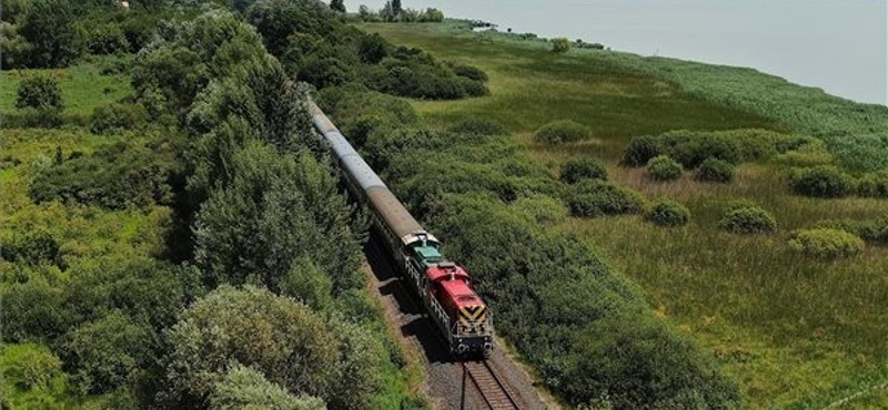 Maradt a kánikula, marad a sűrűbb vonatközlekedés a Balatonhoz