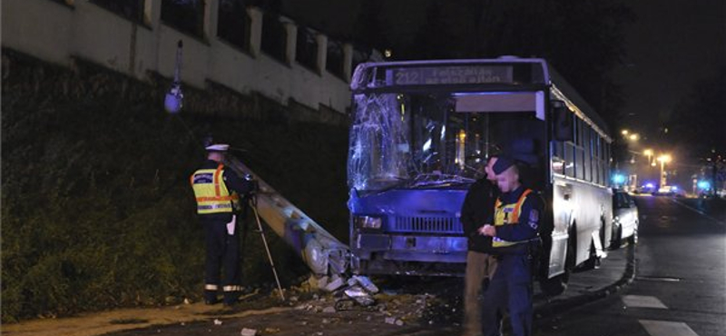 Rosszul lett a sofőr, oszlopnak hajtott egy busz Budapesten - fotó