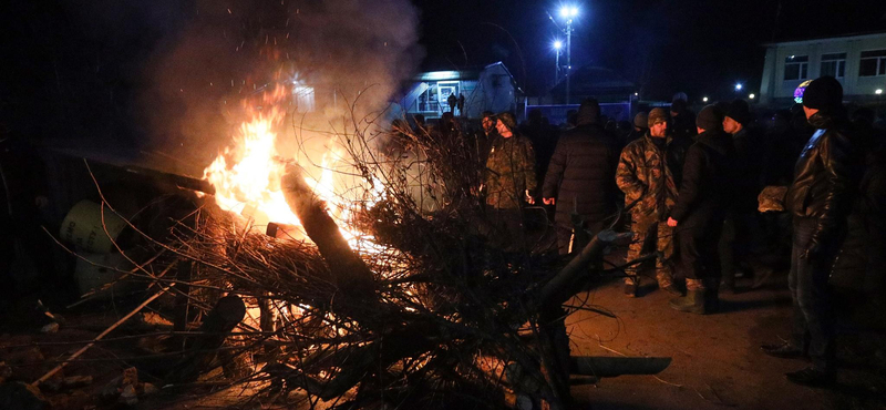 Összecsaptak a rendőrökkel a koronavírus-fertőzéstől tartó ukrán kisváros lakói