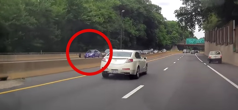 80+ km/h-nál szakadt ki a Jeep kereke, letarolta a szemből érkező Nissant – videó