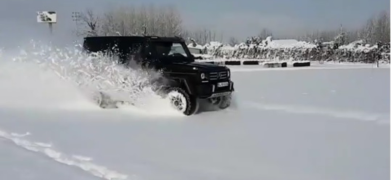 Egy ilyen 422 lóerős Mercedes óriással máshogy várja az ember a havazást – videó