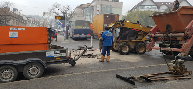 Már javítják is a Kolosy téri kátyút