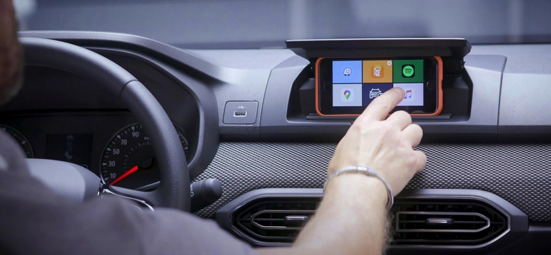 Nincs is központi kijelző az alap Dacia Sanderóban, a saját telefonunk lehet az