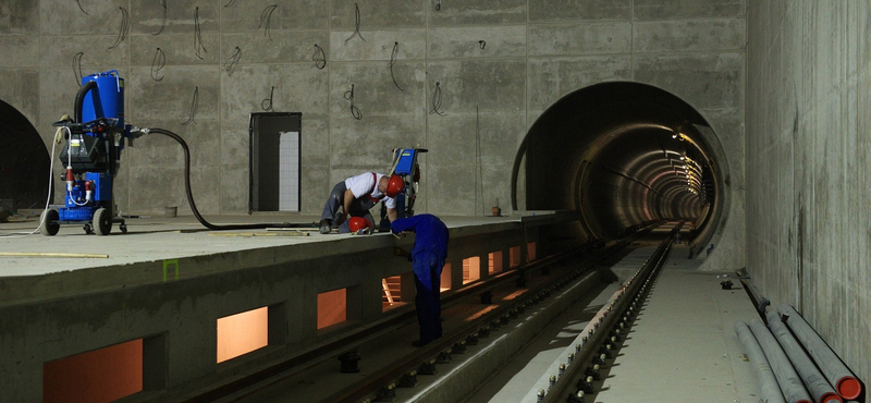 Nemzetbiztonsági trükkel mászna ki a 4-es metró csapdájából a BKV