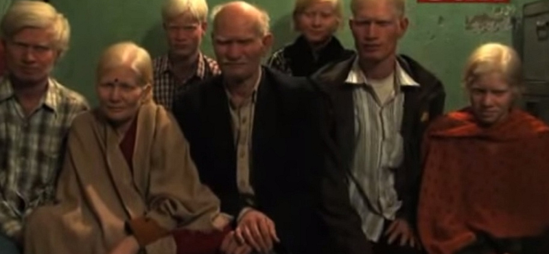 Egy indiai család, amelynek minden tagja fehér bőrű – videó