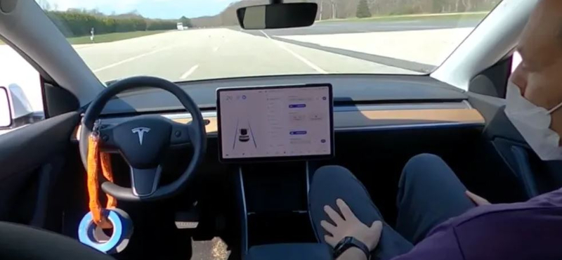 A Tesla idén nem ad ki új kocsit, inkább megoldják, hogy a meglévők maguktól vezessenek