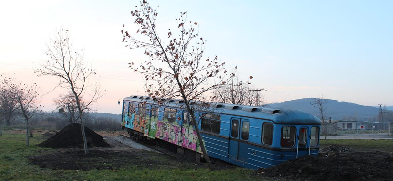 BKV-metrókocsi bukkant fel a pusztában – fotók