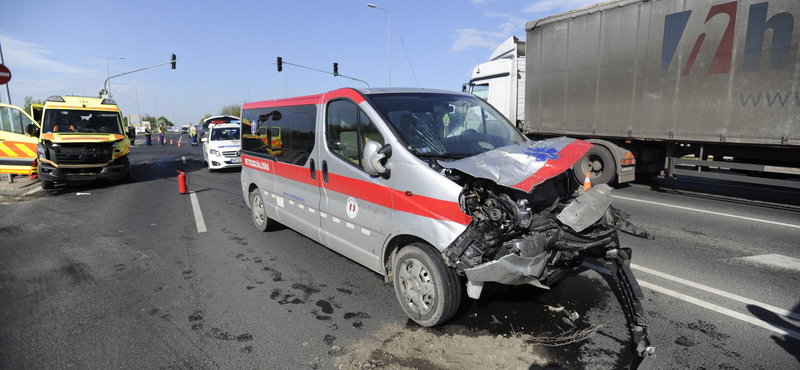 Fotók jöttek az összetört rohamkocsiról és betegszállítóról