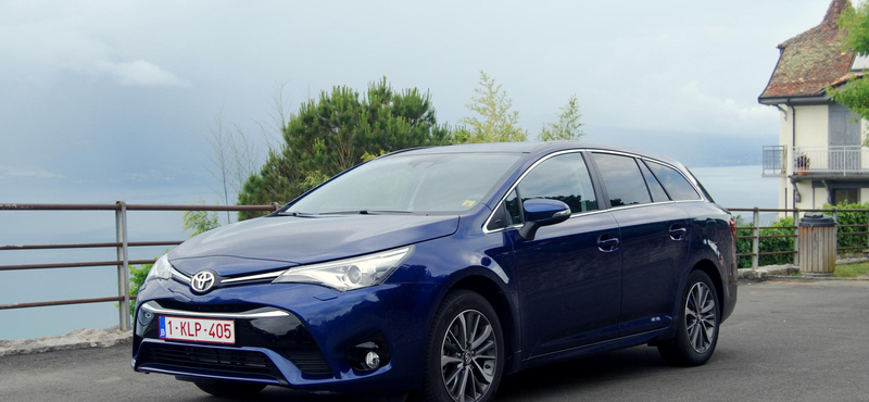 Toyota Avensis-teszt: tökéletes középpályás