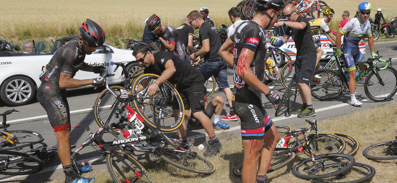 Heten adták fel a Tour de France-ot az óriási bukás után