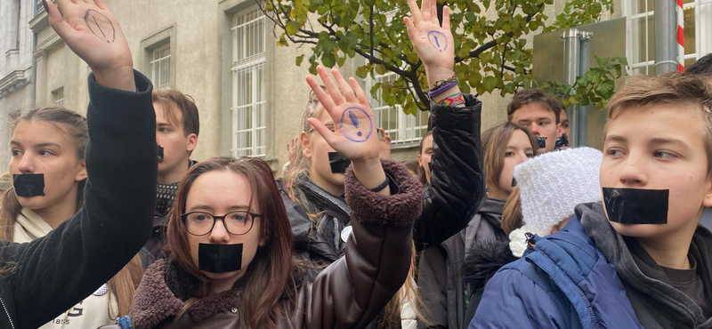 Diákok zárták le az Eötvös gimi bejáratát a kirúgott tanárok miatt