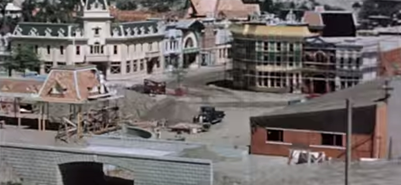 Így épül fel Disneyland mindössze 1 perc alatt – archív timelapse videó