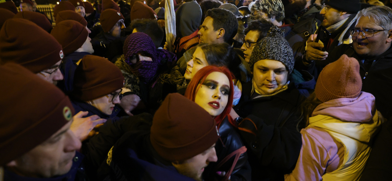 Órákig néztek farkasszemet a tüntetők és a rendőrök a Margit hídon, ám végül komolyabb balhé nélkül ért véget a tüntetés