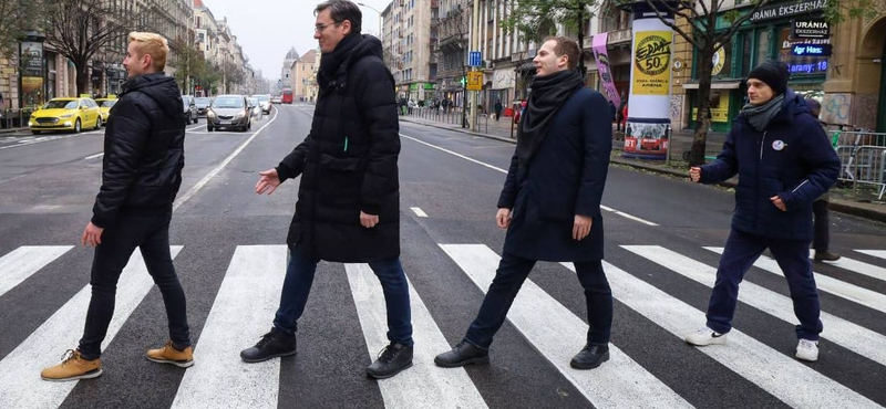 „Főpolgármesteri Abbey Roaddal” avatták fel az új zebrát, a propaganda megtalálta a hibát