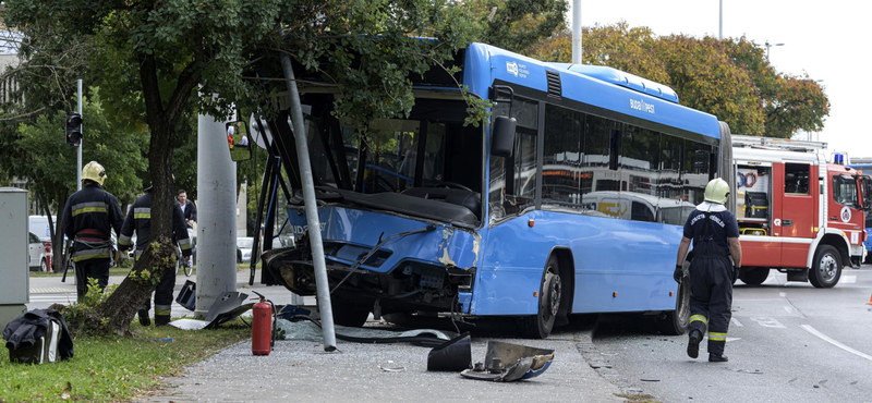 Megsemmisült egy busz eleje egy budapesti karambolban – fotók