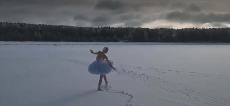 A Finn-öböl jegén táncolta el a hattyú halálát egy orosz balerina – videó