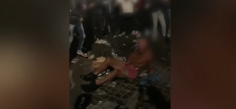 Letaglózó videó készült arról, hogy Róma belvárosában fiatal suhancok majdnem agyonrugdosnak egy férfit
