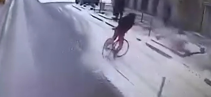 Havon csúszkálva döntött ki egy karót egy bringás az Üllői úton – videó