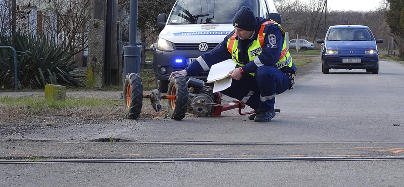 Vonattal ütközött egy kerti traktor Tiszaalpáron, mentőhelikopter érkezett a helyszínre