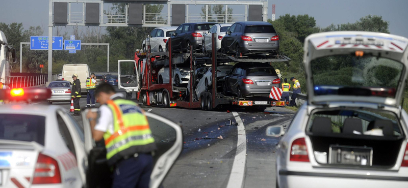 Fotók: Kamionok ütköztek az M0-son, tréleren törtek össze az autók