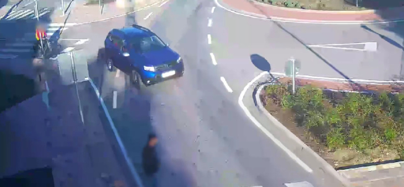Kiállt a parkolóból az autós, majd a következő pillanatban elütött egy fiút – videó