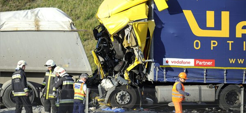 Fotók: Waberer's-sofőr halt meg a brutális kamionbalesetben