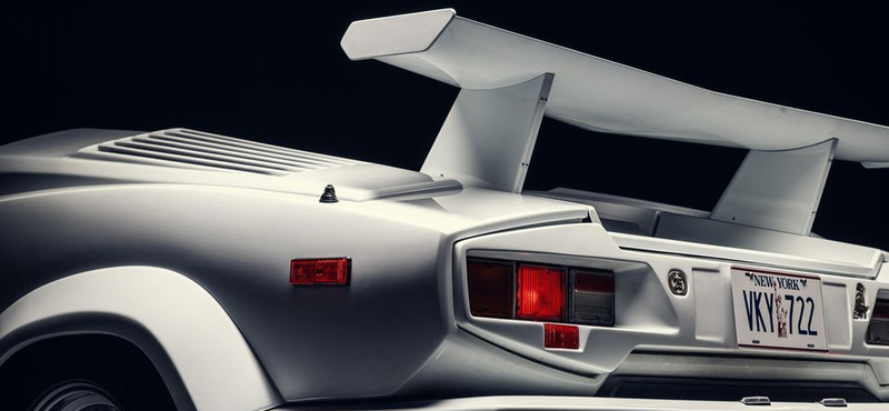 Eladó Leonardo DiCaprio legendás fehér Lamborghini Countach-a, ami túlélte a Wall Street farkasa forgatását