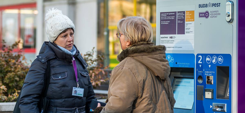 Dolgozókat állít a BKK a jegyautomaták mellé – fotók