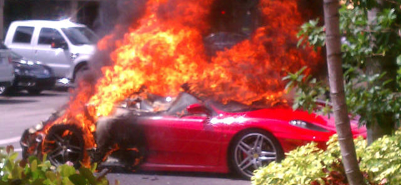 Kigyulladt egy parkoló Ferrari F430-as Floridában - fotó, videó