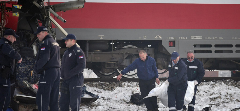 Fotók jöttek a Szerbiában kettévágott busz balesetéről