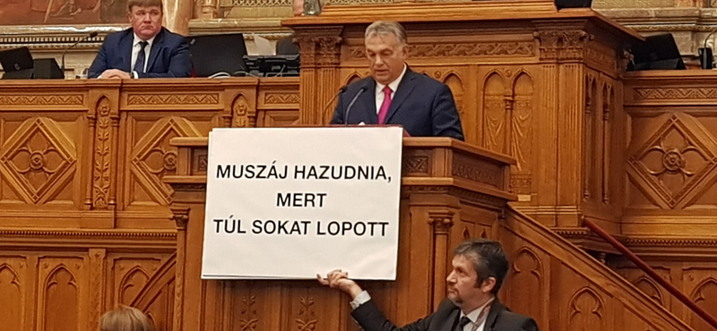 "A királyról írtam ki, hogy meztelen" – Hadházy gyűjtést szervezett a parlamenti büntetésére