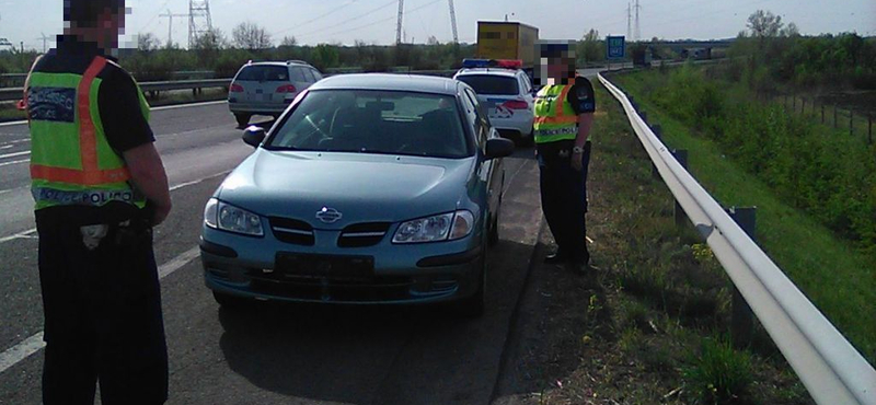 Jogsi, forgalmi és műszaki nélkül, a forgalommal szemben hajtott egy sofőr az M43-ason