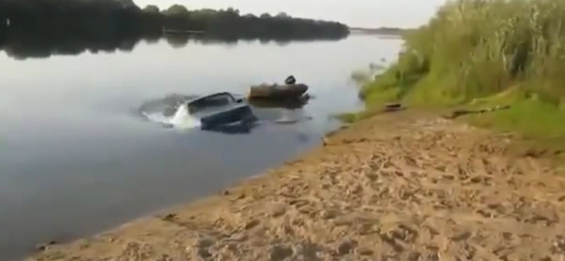 Folyó mélyéről került elő egy Lada Niva – videó