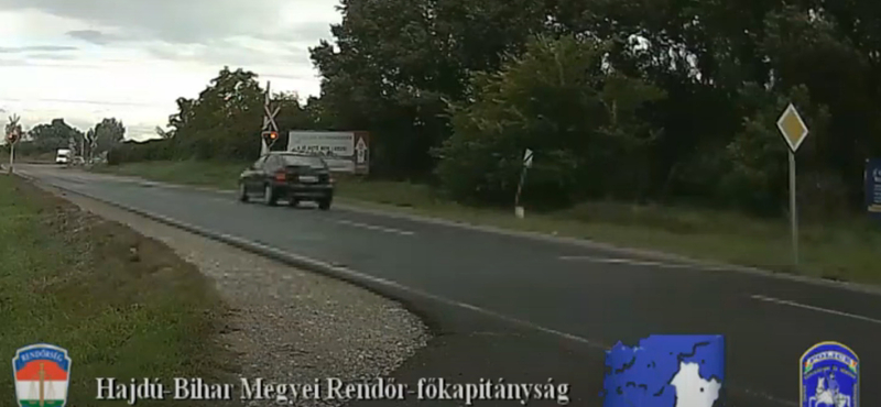 A rendőrök szeme láttára száguldott át a piroson egy sofőr egy vasúti kereszteződésnél (videóval)