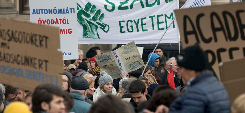 Tüntetés lesz a CEU száműzetésének egyéves évfordulóján