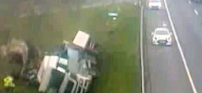 Letarolta a lehajtót egy kamionos az M3-ason – videó