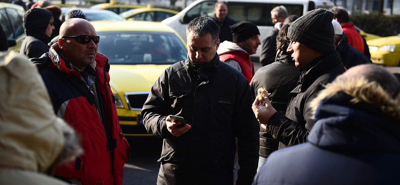 Tüntető taxisok: "Lázár egy úr"