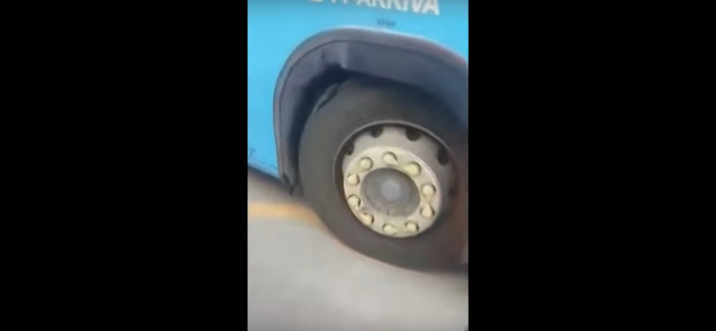 Szakadt, sérült abronccsal vitte az utasokat a 8E busz a Keletiig – videó