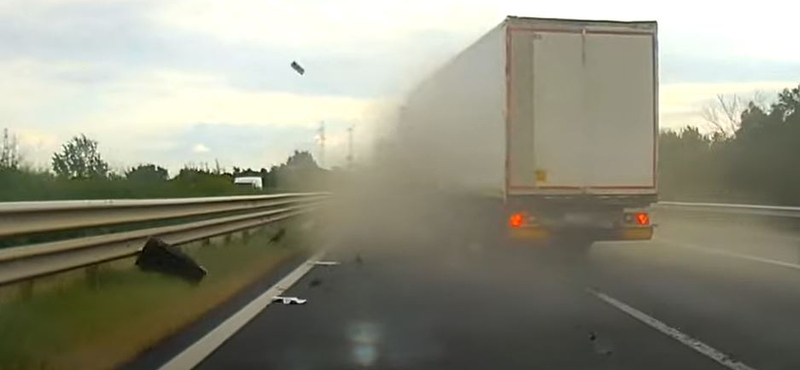 Ijesztő élmény, amikor pont előttünk kap durrdefekt egy kamion – videó