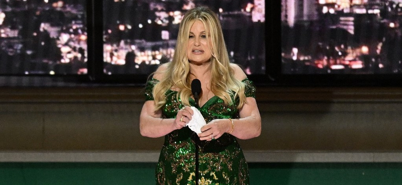 Zenével fojtották bele a szót Jennifer Coolidge-be az Emmy-gálán