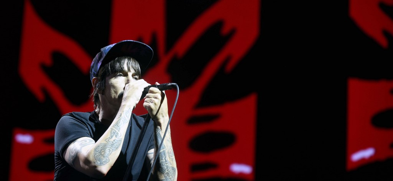 A Red Hot Chili Peppers gitárost cserél