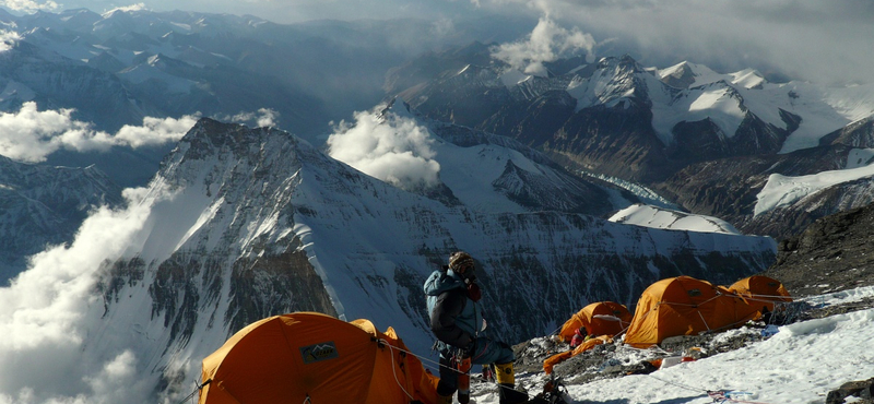 Lábak nélkül készül megmászni a Mount Everestet egy 70 éves férfi