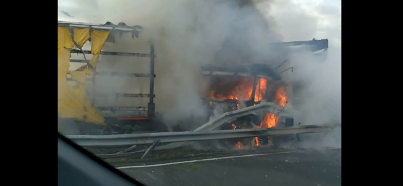 Kigyulladt egy kamion az M30-as autópályán – videó