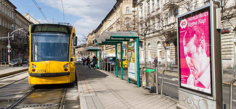 Fotók: Cigány hősök figyelik a Nagykörúton közlekedőket