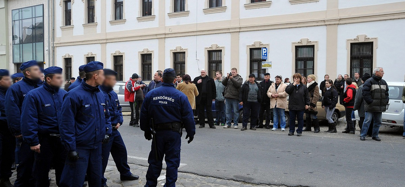 Vizsgálódik a rendőrség: mi történt az esztergomi fideszes ablakánál?