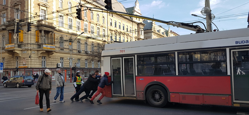 Rendesek voltak az utasok, áttolták a trolit a Nagykörúton – fotó