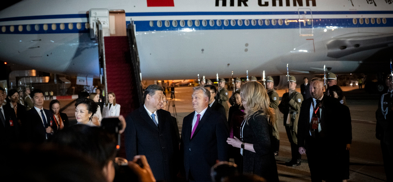 Orbán a feleségével, majd népviseletben lévő gyerekek fogadták sóval és kenyérrel a kínai elnököt a reptéren