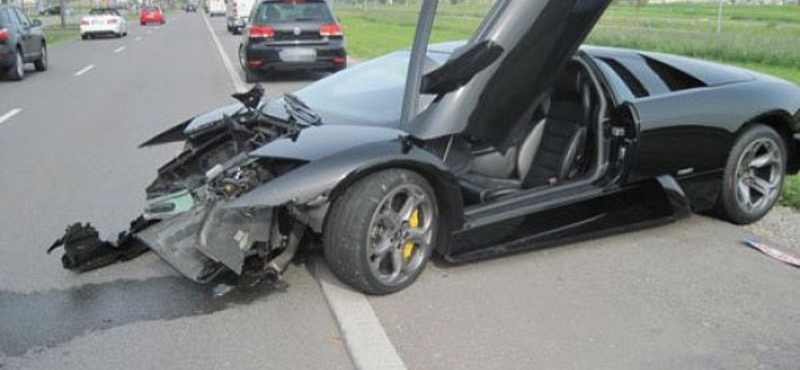 Rosszul váltott sebességet, összetört a Lamborghini – fotó